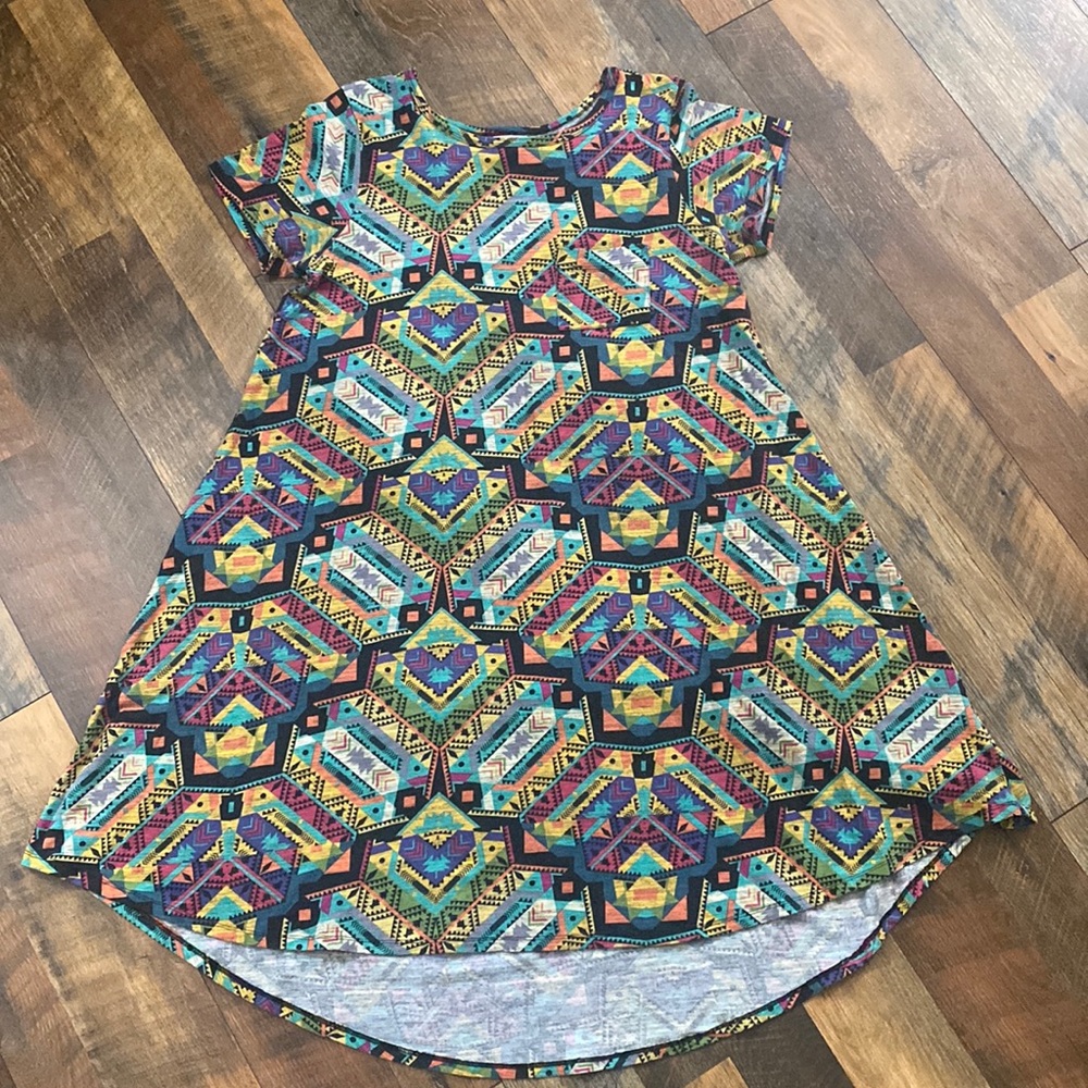 Lularoe Carly dress Aztec type print. With pocket on chest Sz small